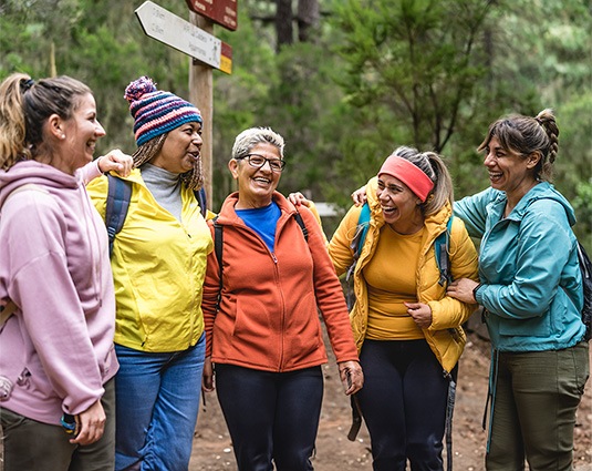 Grupo de mujeres de excursión por el bosque