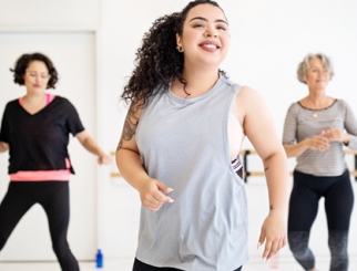 Grupo de mujeres en una clase de fitness