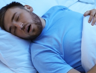 Hombre durmiendo con apnea del sueño