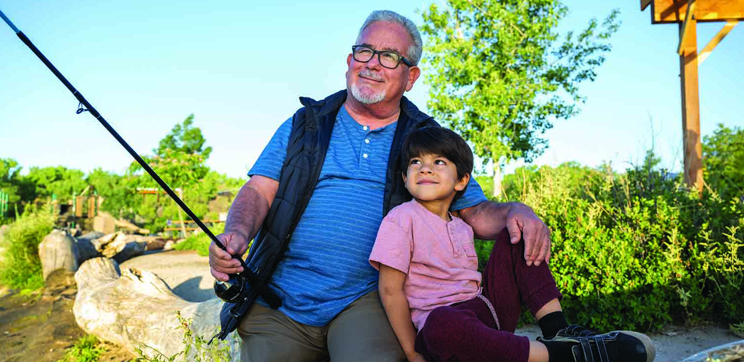 Jubilado disfruta pescar con su nieto