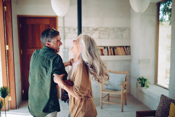 Hombre y mujer bailando