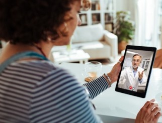 Mujer y médico en videoconferencia a través de una tableta