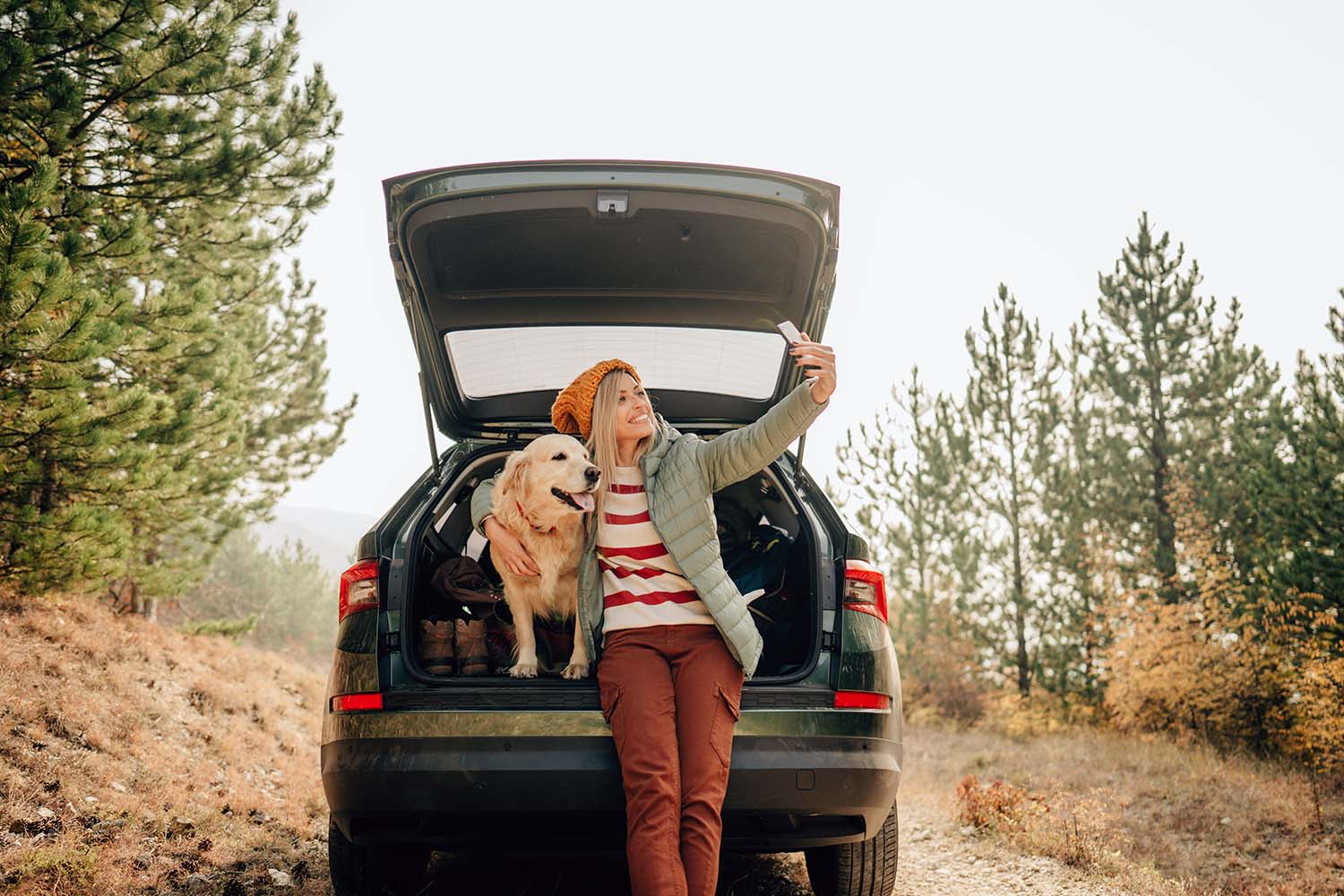 Mujer tomándose una selfie con un perro