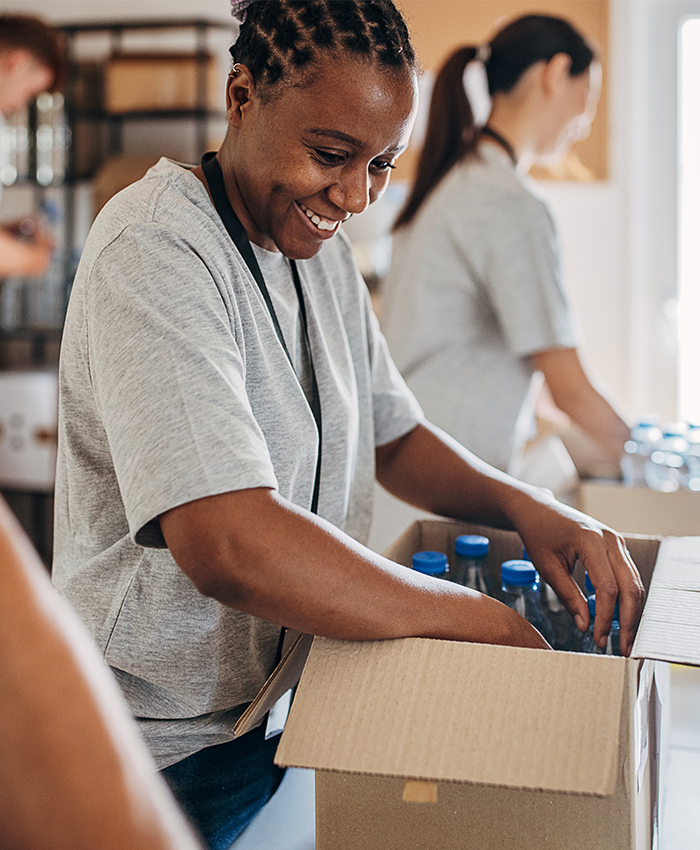 Voluntarios clasificando productos para cajas de donación