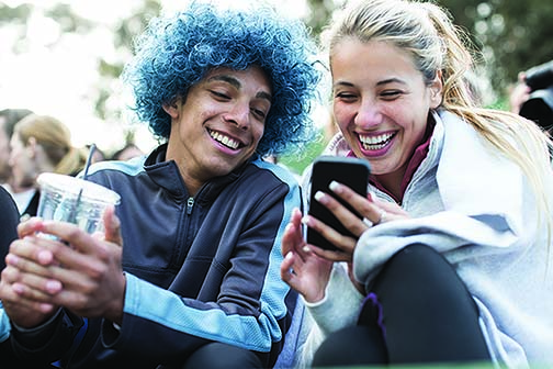 Pareja joven mirando un teléfono móvil