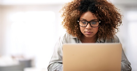 Mujer joven trabajando en la computadora